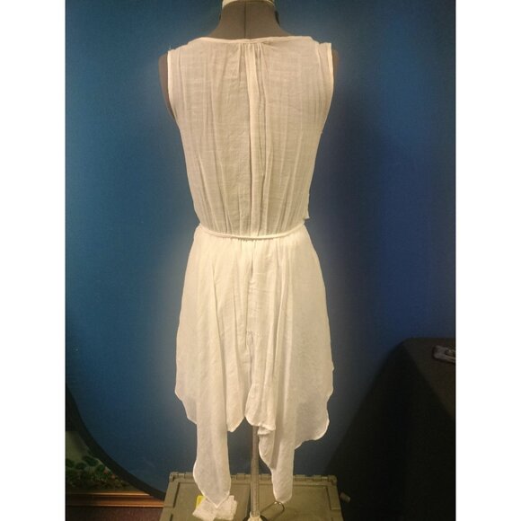 White Sleeveless V-Neck Button-Front Dress With Tie Waist & Asymmetrical Hem - Picture 5 of 12